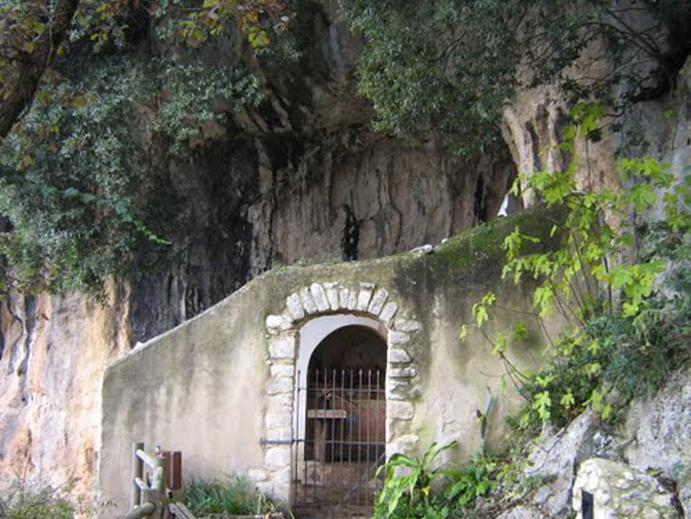 Grotta di S. Michele Arcangelo CAMMINI STORICI